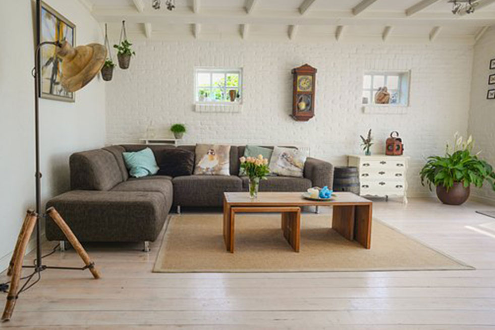 Living room of a house with a L-shaped house and a coffee table
