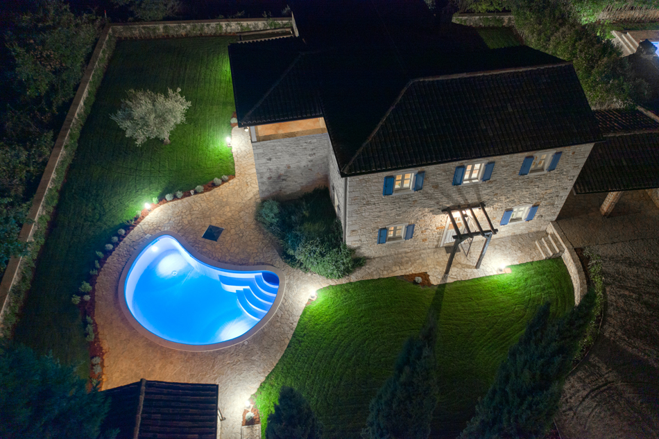 Luxurious-beautiful-modern-villa-with-swimming-pool-and-yard-garden-1349182201 Luxurious beautiful modern villa with swimming pools and yard garden